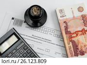 Оплата налогов. Незаполненная налоговая декларация, деньги, калькулятор и печать предприятия. Стоковое фото, фотограф Игорь Низов / Фотобанк Лори