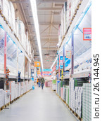 Blurred aisle with finishing materials in hardware store. Стоковое фото, фотограф Ольга Сергеева / Фотобанк Лори