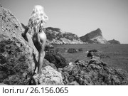 Молодая сексуальная девушка загорает с голым телом на нудистском пляже на фоне моря. Обнаженная красивая женщина с идеальной фигурой раздевается на природе. эротика с длинноволосой голой моделью занимающейся нудизмом. Стоковое фото, фотограф Майер Георгий Владимирович / Фотобанк Лори