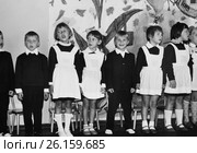 Первоклассники в парадной форме поют песню. 1969 год. (2017 год). Редакционное фото, фотограф Светлана Попова / Фотобанк Лори