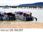 Speed boat in beach Phuket (2017 год). Редакционное фото, фотограф Chere / Фотобанк Лори
