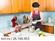 Улыбающаяся женщина на кухне сыпет сахар в чашу стационарного миксера для приготовления бисквитного теста. Стоковое фото, фотограф Сергей Дубров / Фотобанк Лори