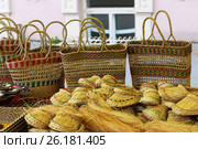 Плетеные корзинки и тапочки лыковые. Стоковое фото, фотограф Анатолий Матвейчук / Фотобанк Лори