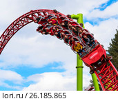 Американская горка в парке аттракционов "Диво Остров". Санкт-Петербург (2017 год). Редакционное фото, фотограф Александр Щепин / Фотобанк Лори