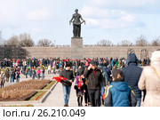 Люди на Пискаревском мемориальном кладбище в День Победы. Санкт-Петербург (2017 год). Редакционное фото, фотограф Румянцева Наталия / Фотобанк Лори