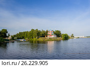 Церковь Димитрия царевича "на крови" и Углическая ГЭС в городе Угличе, Ярославская область (2011 год). Редакционное фото, фотограф Дмитрий Тищенко / Фотобанк Лори