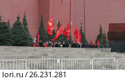 5 марта 2017 - коммунисты несут цветы на могилу Сталина в день его смерти. Редакционное видео, видеограф Овсеенко Надежда / Фотобанк Лори