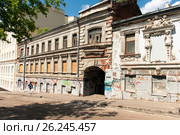 Москва, Печатников переулок, 7, "Дом с кариатидами" до капитального ремонта (2012 год). Стоковое фото, фотограф glokaya_kuzdra / Фотобанк Лори