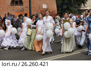 Кородева и свита на параде в день города Тюмень (2016 год). Редакционное фото, фотограф Анатолий Матвейчук / Фотобанк Лори