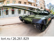 Новая модификация основного танка Т-72Б3М на улице в Самаре (2017 год). Редакционное фото, фотограф FotograFF / Фотобанк Лори
