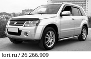 Автомобиль Suzuki Grand Vitara 2012, припаркованный на улице города (2016 год). Редакционное фото, фотограф Chere / Фотобанк Лори