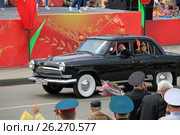 ГАЗ-21 «Волга» в колонне ретро-автомобилей на Параде Победы. 9 мая 2017. Пятигорск, Россия. Редакционное фото, фотограф Александр Степанов / Фотобанк Лори