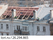 Реконструкция крыши старого жилого дома. Стоковое фото, фотограф Сергей Ревич / Фотобанк Лори