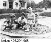 Дети в песочнице. 1964. Редакционное фото, фотограф Зобков Юрий / Фотобанк Лори