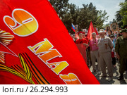 Участники акции-шествия "Бессмертный полк" держат портреты участников Великой Отечественной войны на центральной набережной города Ялты в День Победы 9 мая 2017 года, Республика Крым. Редакционное фото, фотограф Николай Винокуров / Фотобанк Лори