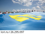 Участники празднования крымско-татарского праздника "Хыдырлез" в Крыму держат флаг крымских татар (2017 год). Редакционное фото, фотограф Николай Винокуров / Фотобанк Лори