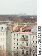 Замена старой двускатной железной крыши. Стоковое фото, фотограф Сергей Ревич / Фотобанк Лори