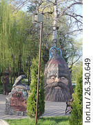 Скульптура "Голова богатыря", парк "Зеленый остров" Черкесск (2017 год). Редакционное фото, фотограф Алексей Сварцов / Фотобанк Лори