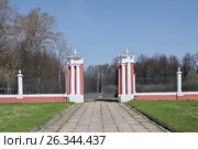 Ярополец. Усадьба Гончаровых (Загряжских). Ворота в парк (2017 год). Стоковое фото, фотограф Илюхина Наталья / Фотобанк Лори