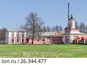 Ярополец, Московская область. Усадьба Гончаровых (Загряжских). Конюшня (2017 год). Стоковое фото, фотограф Илюхина Наталья / Фотобанк Лори