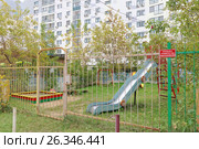 Nizhny Novgorod, Russia. - October 13.2016. Children's playground is fenced with a fence with a locked gate. Стоковое фото, фотограф Владимир Петров / Фотобанк Лори