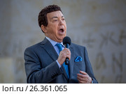 Иосиф Давыдович Кобзон поет на концерте по случаю Дня славянской письменности и культуры на Красной площади в Москве, Россия (2017 год). Редакционное фото, фотограф Николай Винокуров / Фотобанк Лори