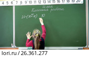 Ученица решает примеры по математики на школьной доске в классе. Стоковое видео, видеограф Кекяляйнен Андрей / Фотобанк Лори
