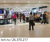 Cosmetics boutiques at the Landmark, Hong Kong (2017 год). Редакционное фото, фотограф Александр Подшивалов / Фотобанк Лори