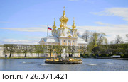 Фонтан "Аполлон" на фоне церкви Петра и Павла солнечным майским днем. Верхний парк Петергофа (2017 год). Редакционное видео, видеограф Виктор Карасев / Фотобанк Лори