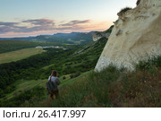 Tourist walks along the slope of the Cave city Bakla in Bakhchysarai Raion. Стоковое фото, фотограф Юлия Машкова / Фотобанк Лори