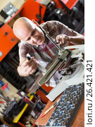 Workman making mailbox plate in workshop. Стоковое фото, фотограф Яков Филимонов / Фотобанк Лори