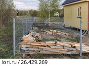 Забор из сетки на новом дачном участке. Стоковое фото, фотограф Юрий Шурчков / Фотобанк Лори
