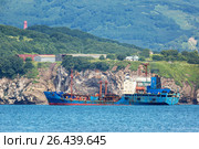 Cargo tanker Ust-Karsk near the coast of Kamchatka. (2016 год). Редакционное фото, фотограф Юлия Машкова / Фотобанк Лори
