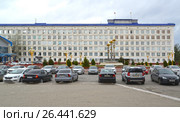 Вид на здание Народного Хурала (Парламента) Республики Калмыкия. Площадь Ленина, Элиста (2017 год). Редакционное фото, фотограф Ирина Борсученко / Фотобанк Лори