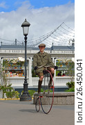 Велосипедист на московских улицах (площадь Революции, Москва). Penny Farthing Bicycle (велосипед "Паук") (2017 год). Редакционное фото, фотограф Валерия Попова / Фотобанк Лори