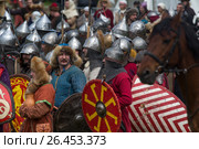 Участники исторической реконструкции эпизодов битвы на Калке, Куликовской битвы и Стояния на Угре во время сражения на поле боя в парке "Коломенское" города Москвы (2017 год). Редакционное фото, фотограф Николай Винокуров / Фотобанк Лори