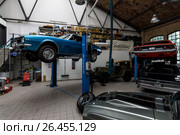 BERLIN - MAY 13, 2017: Car workshop for maintenance of classic American cars. Center of competence for classic cars and youngtimers - Classic Remise. Exhibition "Oldtimertage Berlin-Brandenburg" Редакционное фото, фотограф Sergey Kohl / Фотобанк Лори