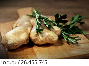 Ginger root on wooden background. Стоковое фото, фотограф ElenArt / Фотобанк Лори