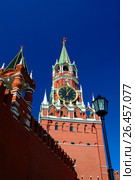 View on Moscow Red Square Kremlin tower Spasskaya Bashnya with Chiming Kuranti Clock (2005 год). Стоковое фото, фотограф Mikhail Leonov / Фотобанк Лори