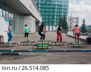 Молодые женщины прыгают на батуте - кардиотренировка, потеря веса (2016 год). Редакционное фото, фотограф Наталья Федорова / Фотобанк Лори