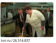Проверка пищеблока в тюрьме, 1999 год. Редакционное фото, фотограф Борис Кавашкин / Фотобанк Лори