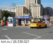 Платная парковка на Комсомольской площади. Красносельский район. Москва (2017 год). Редакционное фото, фотограф lana1501 / Фотобанк Лори