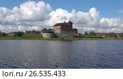 Вид на замок Хяме облачным июньским днем. Хамеенлинна, Финляндия. View of the castle of Häme cloud day in June. Hameenlinna, Finland (2017 год). Стоковое видео, видеограф Виктор Карасев / Фотобанк Лори