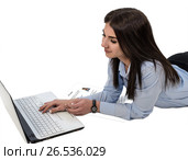 Молодая девушка брюнетка составляет резюме и ищет работу в интернете. Белый изолированный фон. Стоковое фото, фотограф Светлана Васильева / Фотобанк Лори