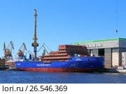 Строительство нового дизель-электрического ледокола ЛК-25 «Виктор Черномырдин» на Балтийском судостроительном заводе в Санкт-Петербурге (2017 год). Редакционное фото, фотограф Григорий Писоцкий / Фотобанк Лори