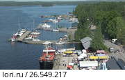 Вид на порт городка  Пуумала солнечным июньским днем. Финляндия (2017 год). Редакционное видео, видеограф Виктор Карасев / Фотобанк Лори