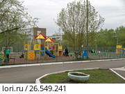 Детская площадка в жилом микрорайоне (2017 год). Редакционное фото, фотограф Светлана Попова / Фотобанк Лори
