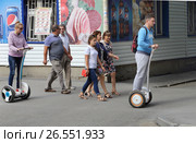На сигвеях по улицам Тюмени (2016 год). Редакционное фото, фотограф Анатолий Матвейчук / Фотобанк Лори