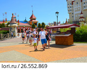SOCHI, RUSSIA - June 18, 2017: Family vacations in Sochi Park, which entered the TOP-25 of the best parks in Europe in 2016. Редакционное фото, фотограф Анна Мартынова / Фотобанк Лори