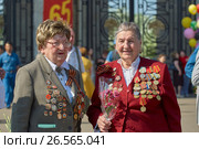 Москва, 9 мая 2010: Женщины ветераны войны в Парке Горького на празднике победы 9 мая. MOSCOW, MAY 9, 2010: Veteran solder woman portrait with medals on green uniform on celebration of Great victory 65th anniversary in Gorky Park. USSR victory in Second World War. 9 of May Victory day. Редакционное фото, фотограф Mikhail Leonov / Фотобанк Лори